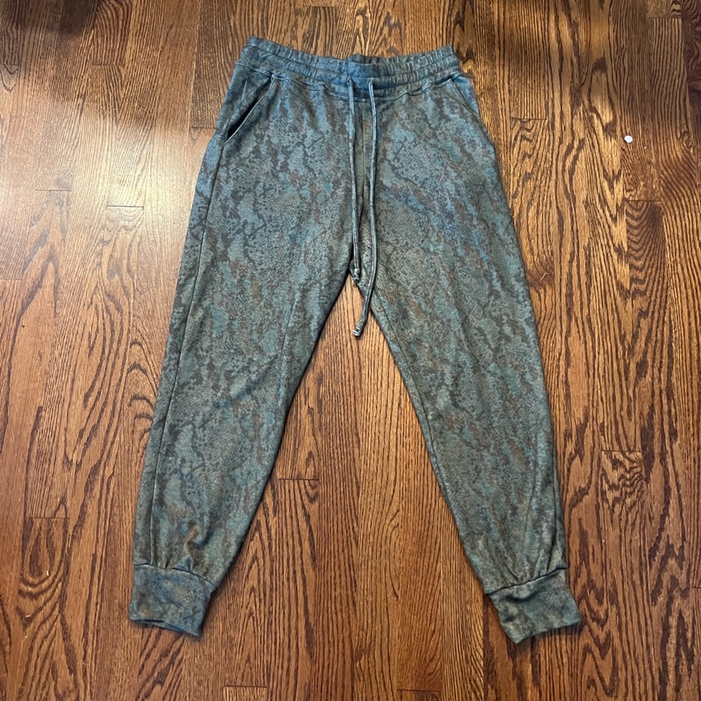 NWT Sundry Snakeshin/Gator Skin Sweatpants Size 1